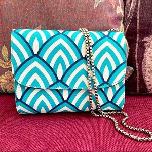 🎉HP🎉 CUTE PURSE IN FABRIC W/ METAL STRAPS WHITE & BLUE